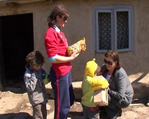 Crucea Rosie ii bucura pe copiii amarati