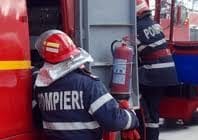 O casă din Căpățânești, cuprinsă de flăcări