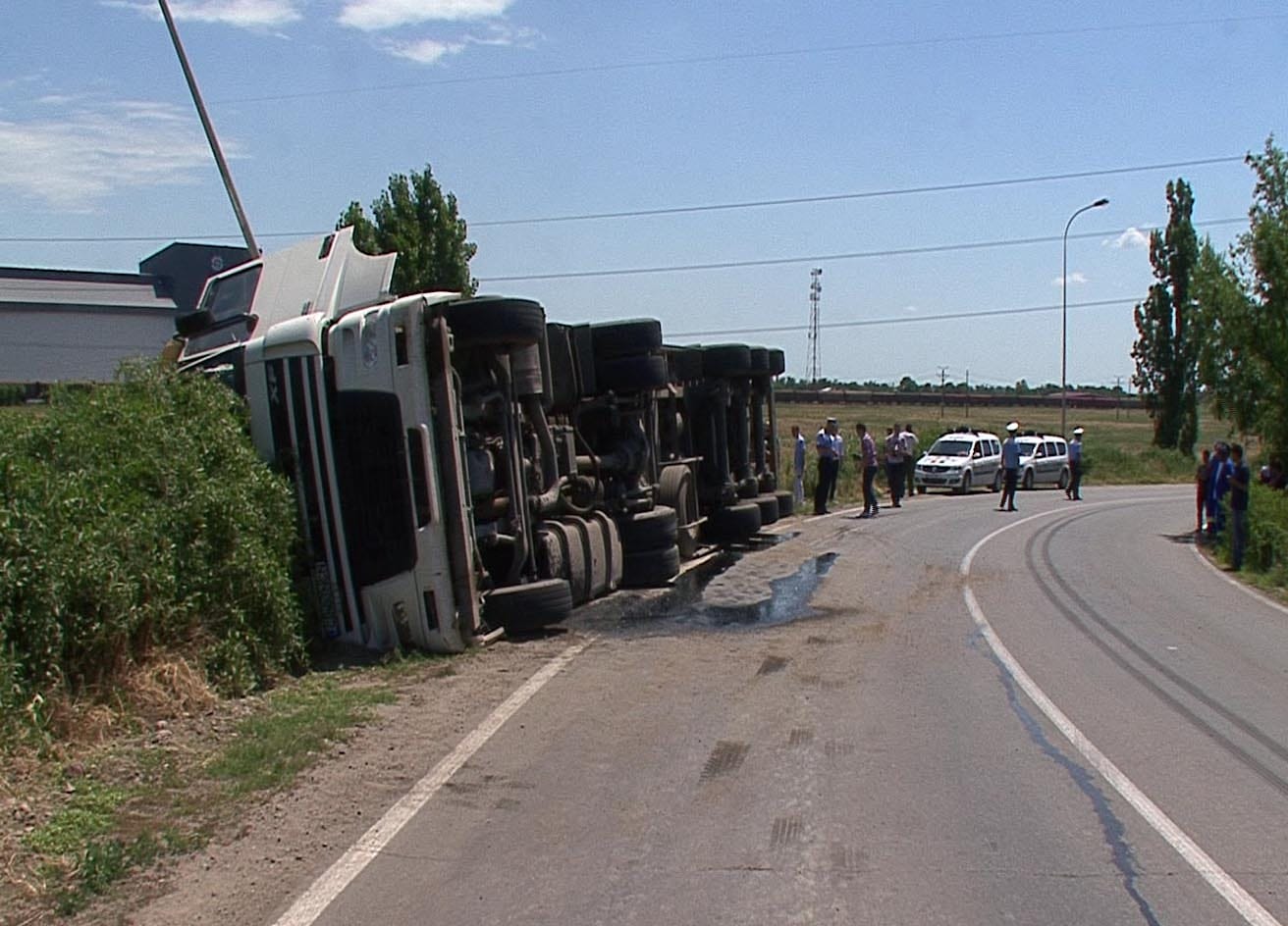 Tir plin cu centrale termice, răsturnat pe Şoseua de Centură