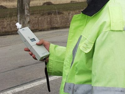 Doi șoferi, reținuți după ce au condus beți și fără permis