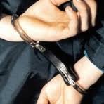 Două hoaţe au furat bani şi bijuterii de la o bătrânică