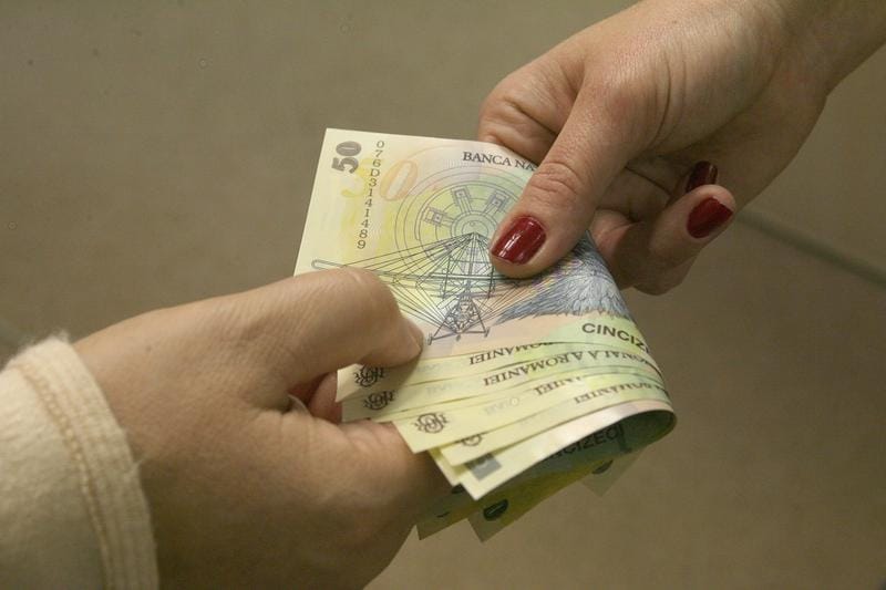 Ce pedeapsă a primit inspectorul fiscal, acuzat că a luat mită de la un polițist local