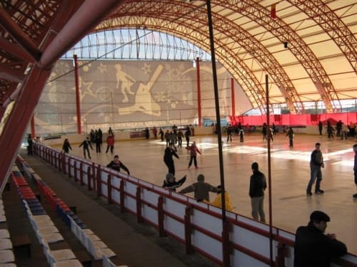 Elevii şi preşcolarii din Buzău vor avea acces gratuit la patinoar şi în week- end