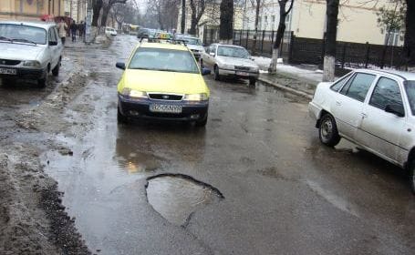 Primarul Toma recunoaşte că sunt în municipiu străzi distruse care figurează ca fiind asfaltate