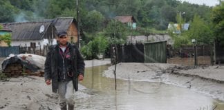 Topirea bruscă a zăpezii a inundat drumul judeţean care leagă comunele Pardoşi şi Murgeşti