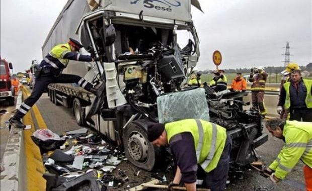 Accident la Spătaru. Un TIR a făcut a făcut praf case și mașini