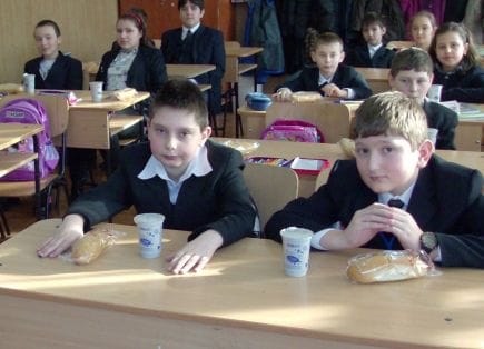 Veşti bune de la Consiliul Judeţean. În curând, laptele şi cornul, pe băncile elevilor