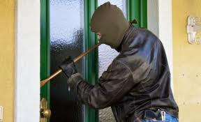 Atenție, nu vă expuneți pe Facebook! Puteți primi vizita hoților, în perioada Sărbătorilor