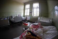 UPDATE Bebeluș de o luna, abandonat in curtea Spitalului Judetean