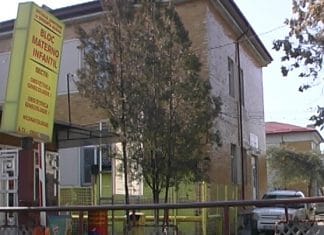 Începe demolarea vechii maternități