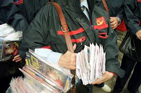 Protest al poştaşilor în faţa Prefecturii