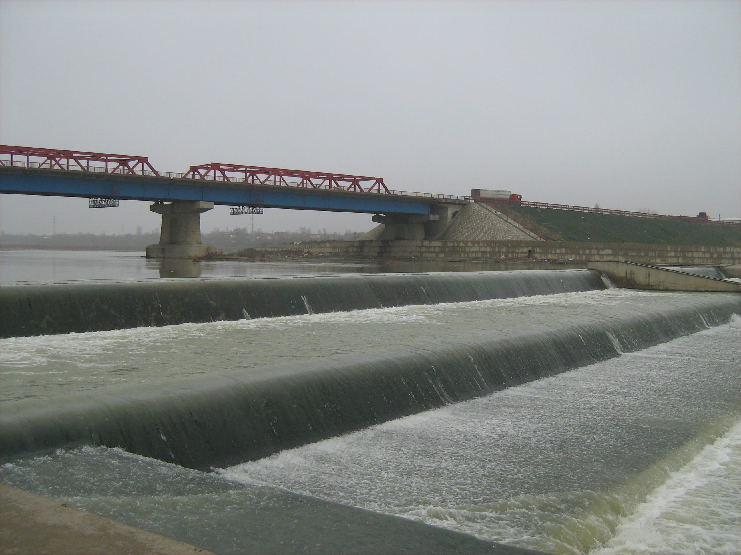 Creşteri de debite înregistrate pe râurile Buzău şi Râmnicu Sărat