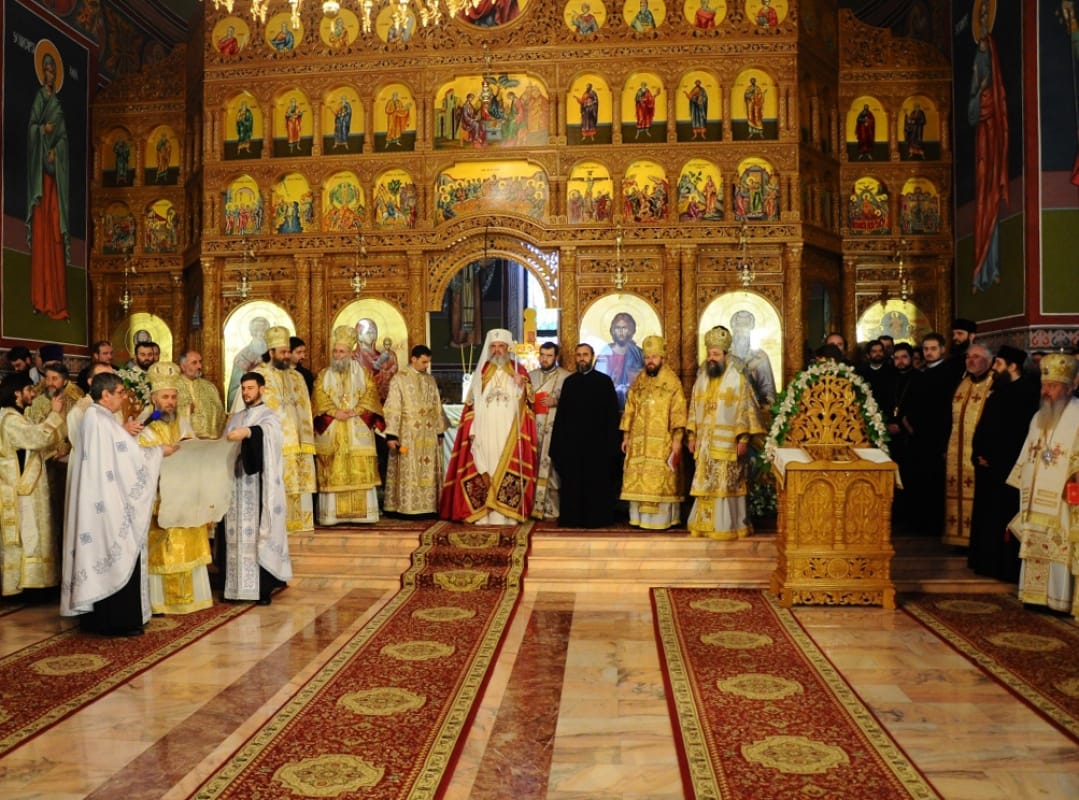 Video Mii de credincioși au participat la întronizarea ÎPS Ciprian. În momentul când a ieșit să binecuvânteze mulțimea a ieșit soarele