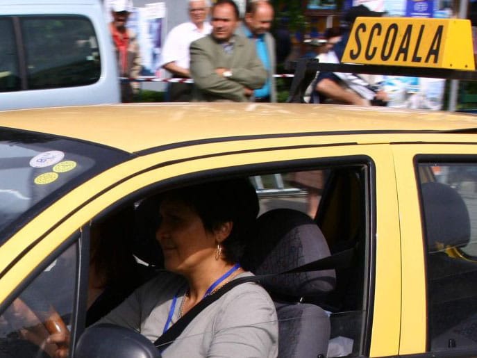 Proba de traseu pentru permisul auto poate fi repetată fără a o susţine din nou pe cea teoretică