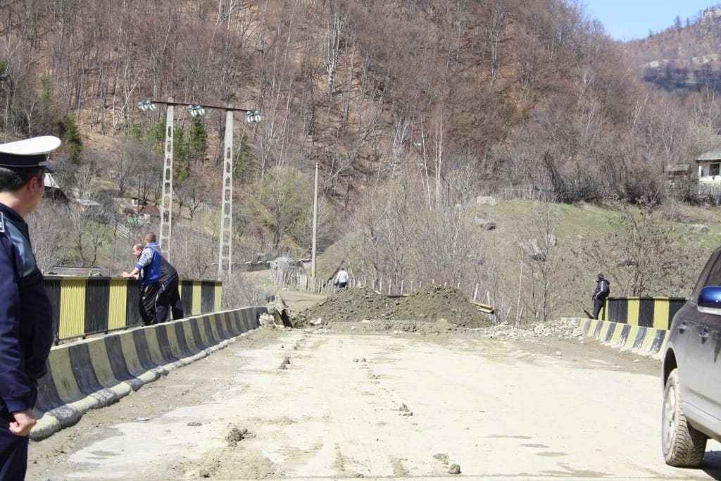 Podul de la Lopătari, rupt joi dimineață de apele umflate ale Slănicului, a fost redat circulației