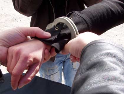 UPDATE: 7 Buzoieni din cei 14 cercetaţi au fost reţinuţi pentru 24 de ore în urma percheziţiilor efectuate de poliţişti în Buzău şi Merei