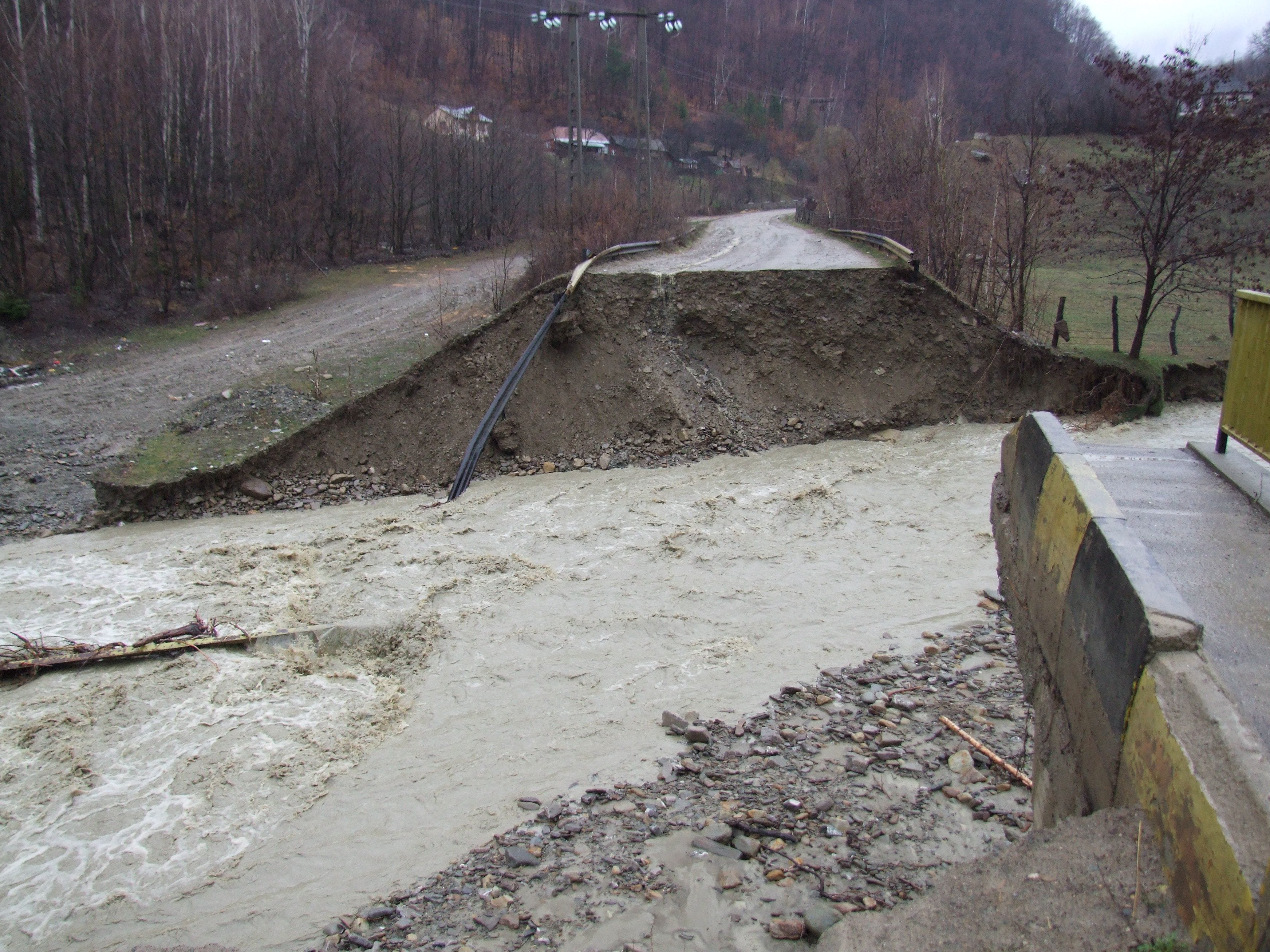 Slănicul face prăpăd în zona de munte. 1400 de oameni din satele Terca şi Ploştina sunt izolaţi după ce pârâul s-a umflat şi a rupt zidul de protecţie al drumului comunal 159. La Malu Roşu s-a rupt un cap de pod care face legătura cu Lopătari