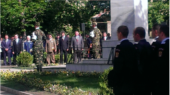 Preşedintele Consiliului Judeţean Buzău, Cristi Bîgiu prezent astăzi la manifestările organizate la ,, Monumentul Eroilor Neamului ,, din municipiu, cu prilejul sărbătoririi ”ZILEI DE 9 MAI 2013”