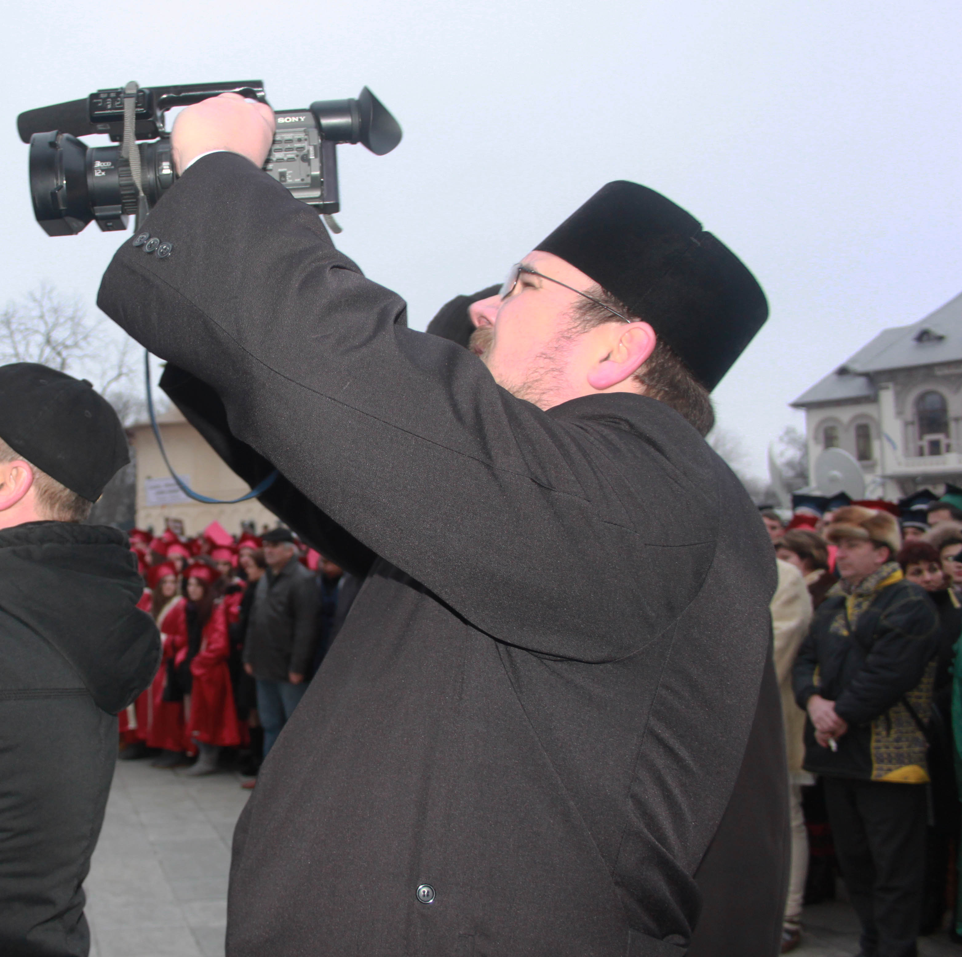 Adrian Ionescu nu mai este purtătorul de cuvânt al Arhiepiscopiei Buzăului şi Vrancei. În locul său a fost desemnat absolventul de Teologie Dragoş Mihail Olteanu