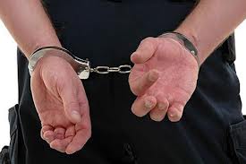 Video: Hoţ prins de poliţişti în flagrant