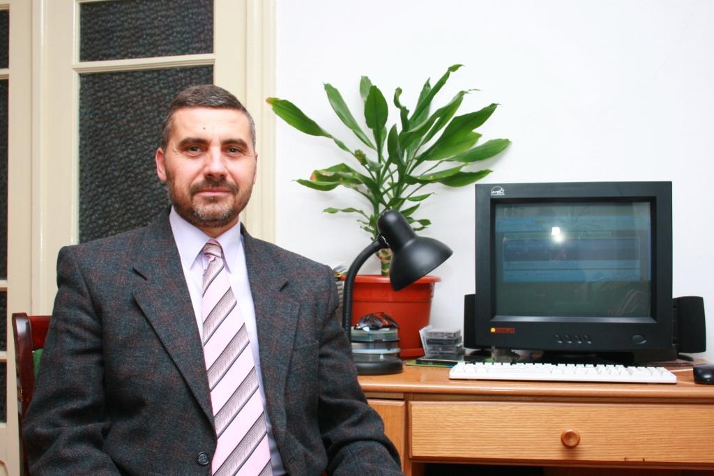 Comportamentul necuviincios al profesorului de muzică Leon Rusu era cunoscut de mai mult în mediul şcolar. O situaţie similară a fost sesizată anul școlar trecut şi de o elevă de la Şcoala 15