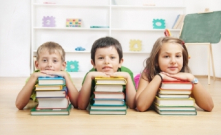 Elevii buzoieni, invitaţi să participe la Concursul Naţional de poezie „Copiii României creează”