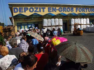 Se împart pachetele pentru persoanele nevoiașe