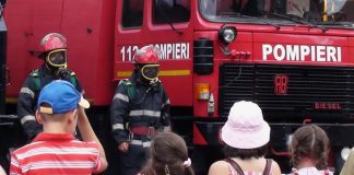 Doi elevi de 10 și 12 ani, pompieri pentru o zi