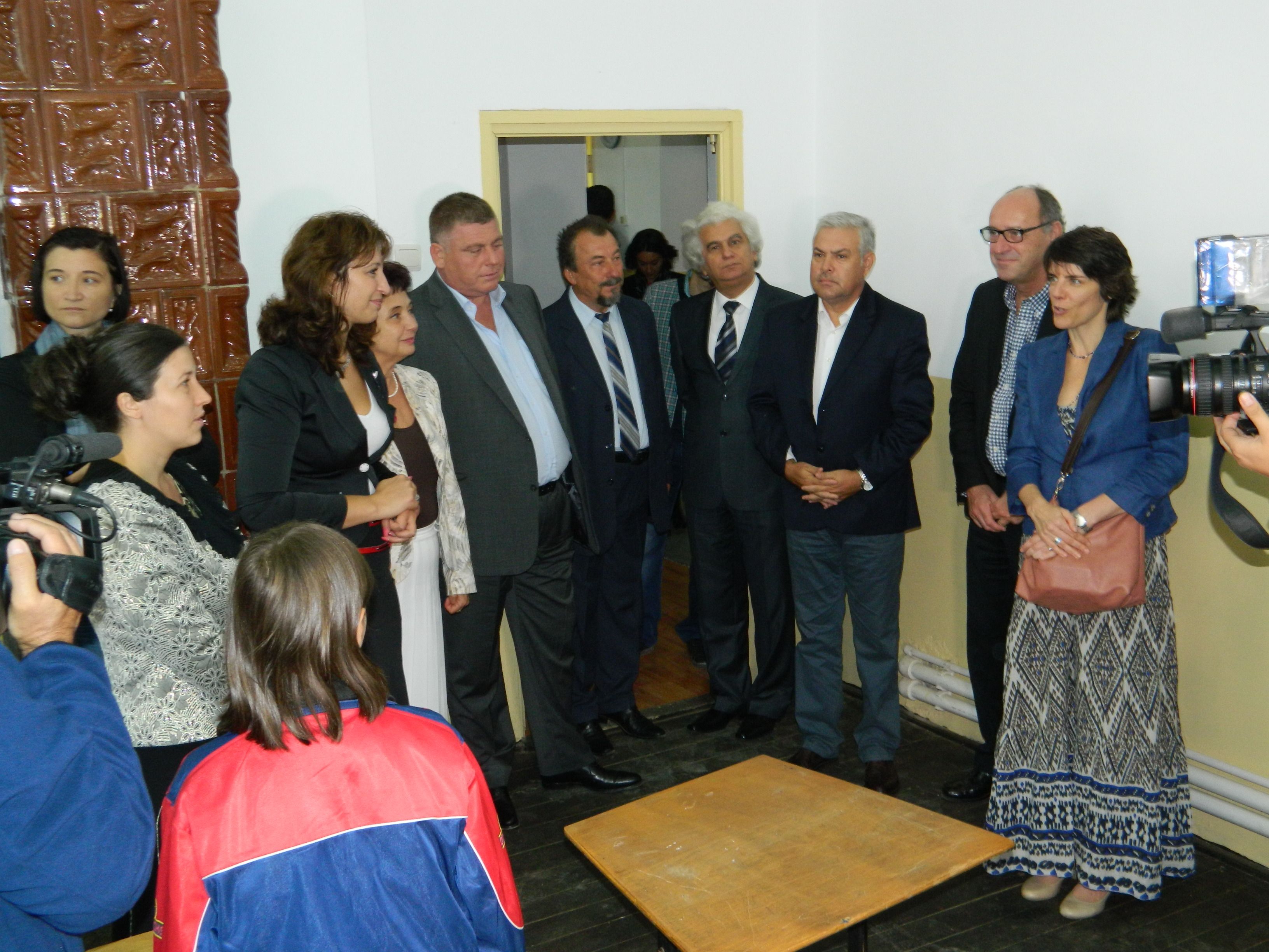 Reprezentanții UNICEF, ai Camerei Deputaților și președintele Consiliului Județean, Cristi Bîgiu, în vizită la Școala Gimnazială din Cilibia. Marele absent a fost Valeriu Zgonea, deşi îşi anunţase vizita.