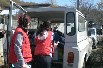 Familii nevoiaşe din Cândeşti, ajutate de Primarie si Crucea Roşie Buzău