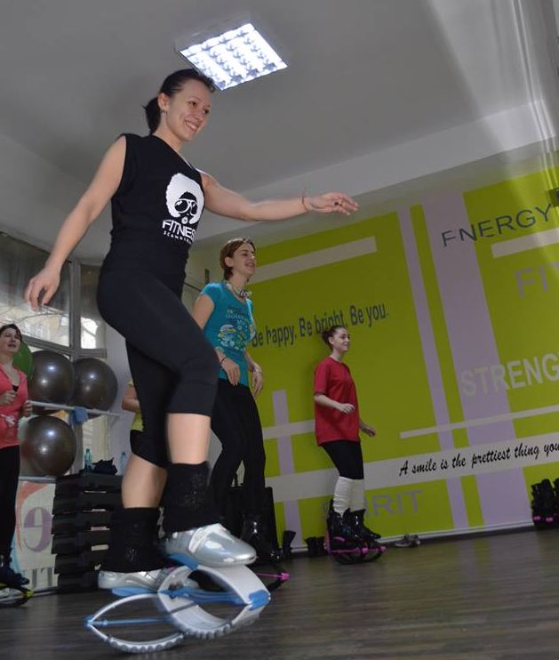 Sari şi slăbeşti cu ghetele Kangoo Jumps. Raluca Balaş de la Jollie Studio ne învaţă cum să scăpăm de kilogramele în plus