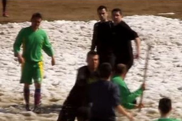 Arbitru alergat cu lopata pe teren spre finalul jocului dintre Tisău şi Verneşti