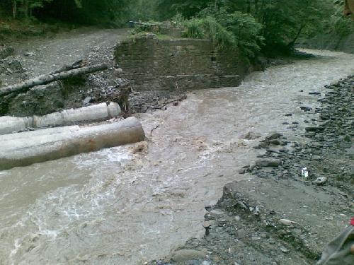 Blestemul oamenilor din doua sate izolate de ape din Cernatesti: “Nici la cimitir nu ne pot duce, sa ne arunce pe garla”