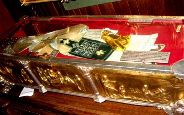 Racla cu moaştele Sfintei Filofteia, depusă la Finţeşti în comuna Năeni