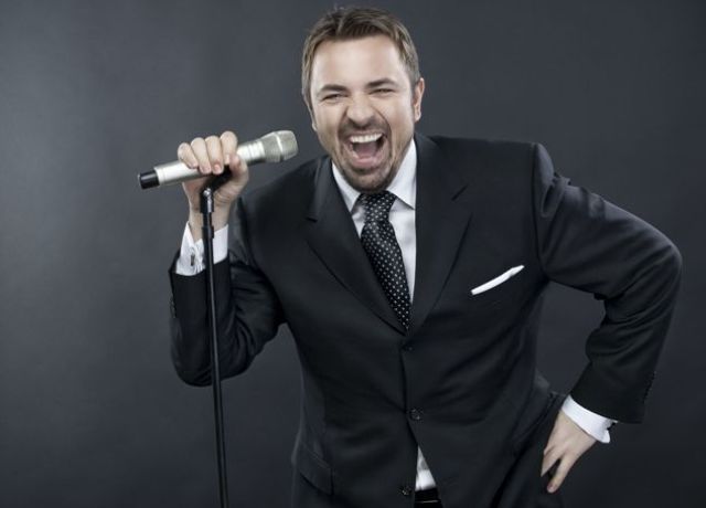 Consiliul Judeţean continuă să bucure inimile buzoienilor de sărbători. Horia Brenciu, concert caritabil de Crăciun