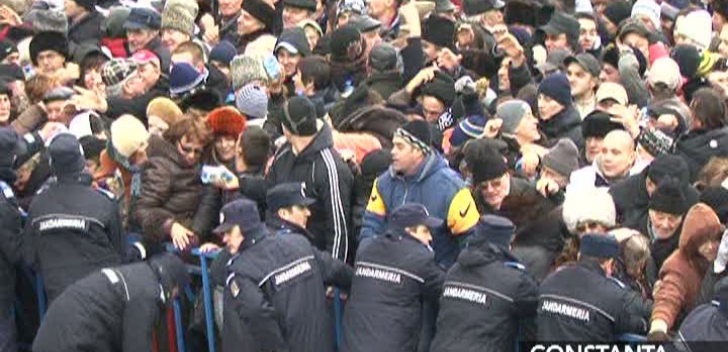 Zeci de politisti si jandarmi, in garda la procesiunea de Boboteaza