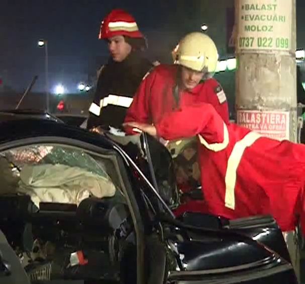 Grav accident in centrul comunei Maracineni. Doi tineri au murit dupa ce masina cu care circulau a intrat intr-un magazin si s-a oprit apoi in gardul unei case