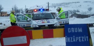 Buzăul, sub zăpadă. Maşini blocate în nămeţi, drumuri închise circulaţiei