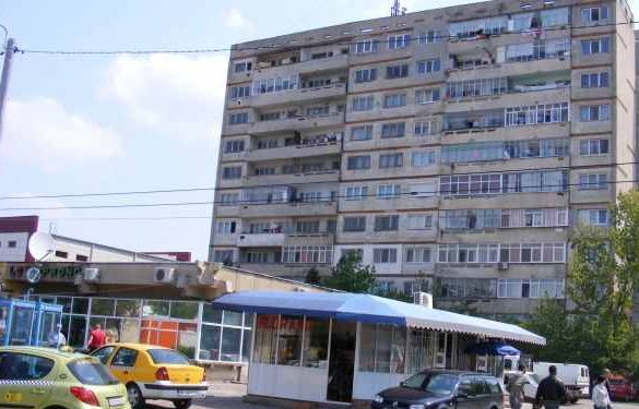 UPDATE Tânărul de 20 de ani care ameninţa că se aruncă de pe un bloc din Micro 14, după o ceartă cu iubita, a fost convins să coboare