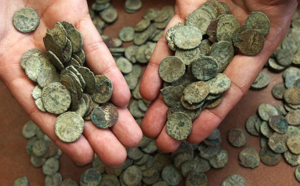 Peste 150 de monede antice şi medievale, confiscate de poliţişti de la un târg numismatic din Brasov. Banii proveneau din Buzau, Bihor, Caraş Severin, Sălaj şi municipiul Bucureşti