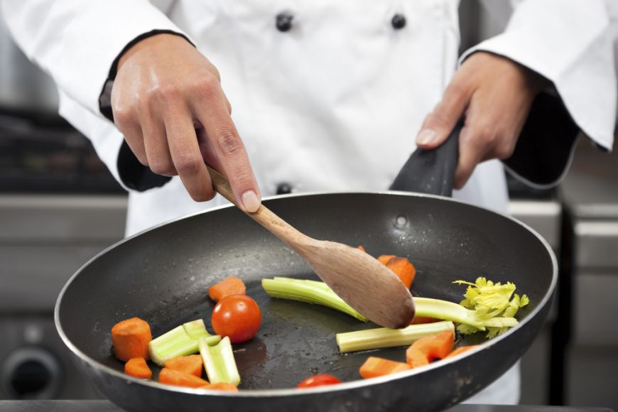 Astazi, politistii vor inlocui uniforma cu sorturile de bucatarie si vor gati pentru batranii de la azilul din Ulmeni