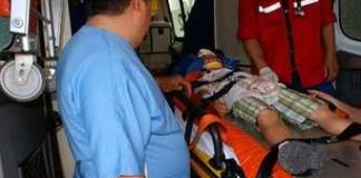 Pietoni spulberați pe trecerea de pietoni, lângă Carrefour