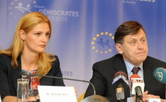 Crin Antonescu şi Ramona Mănescu, întâlnire cu liberalii buzoieni la Sala Mare a Consiliului Judeţean
