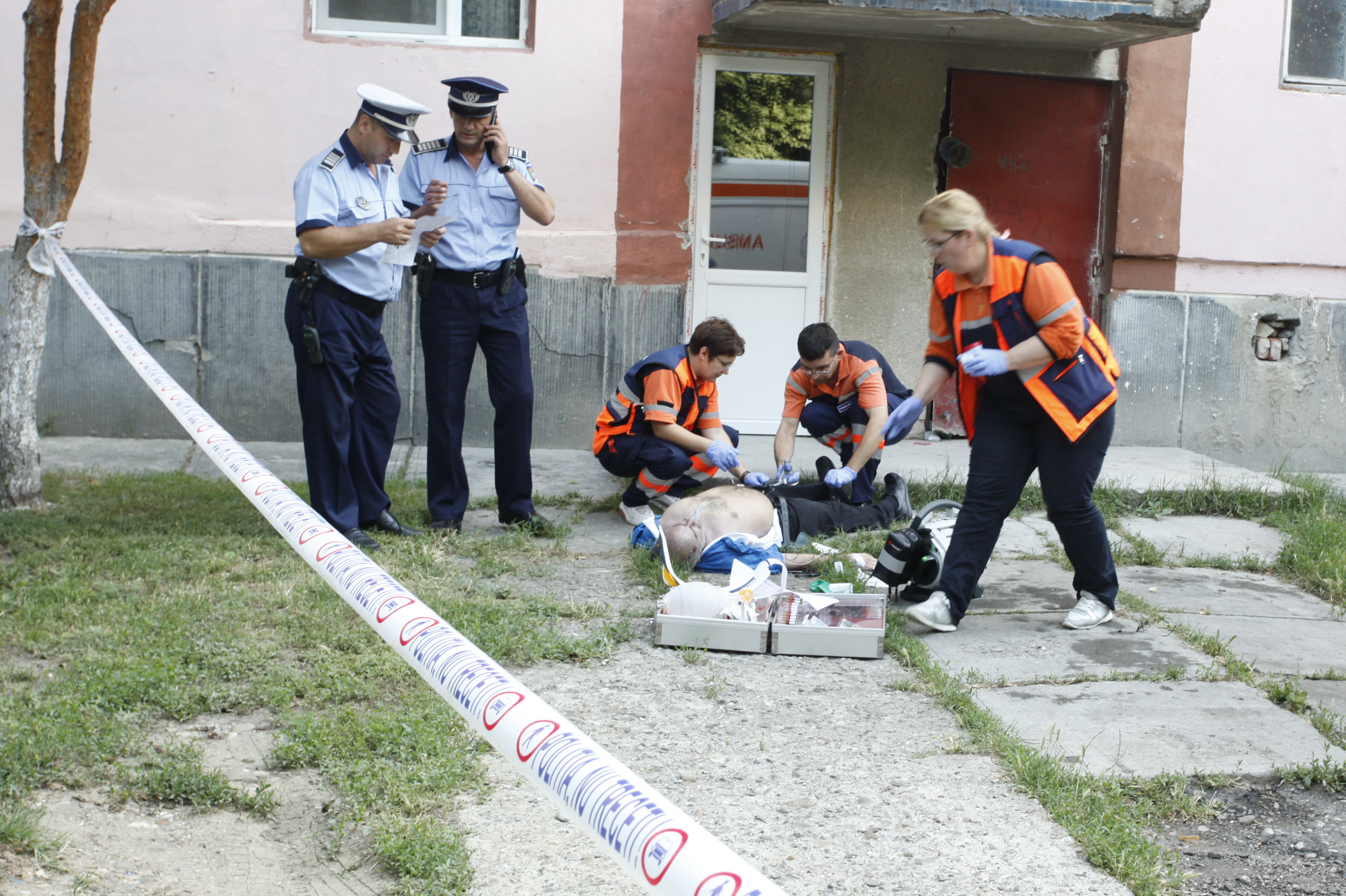 UPDATE: Un bărbat s-a aruncat în gol de pe un bloc situat pe bulevardul Nicolae Bălcescu