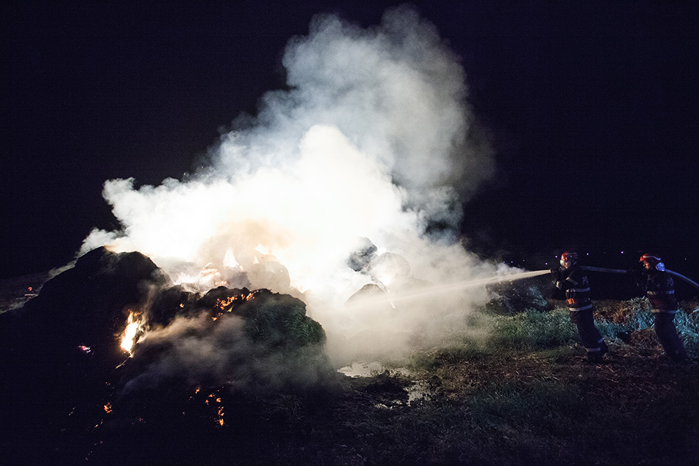 Incendiu de amploare la Poșta Câlnău. Sute de tone de furaje, în flăcări