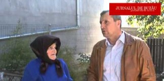 VIDEO Au trăit fără curent electric în case 70 de ani. Două bătrâne din Mărăcineni au lumină în locuinţă datorită primarului