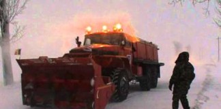 Video: Un poliţist cu probleme cardiace a fost luat din Balta Albă și dus la spital cu un tanc al armatei