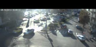 Video: Un copil a fost băgat în spital de o şoferiţă care l-a lovit pe trecerea de pietoni