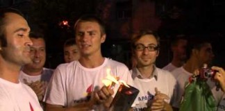 Video: „Flacăra s-a stins de mai multe ori însă asta arată că pentru democraţie trebuie să lupţi”, este mesajul tânărului care a adus aseară Flacăra Democraţiei în Buzău