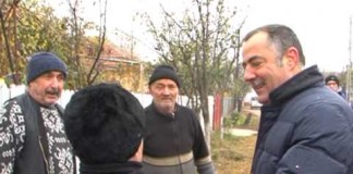 Cezar Preda, de vorbă cu localnicii din Poşta Câlnău